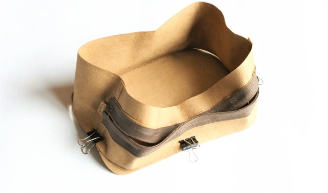 Oba łączenia pasów stebnujemy po zewnętrznej stronie  na 1 mm.